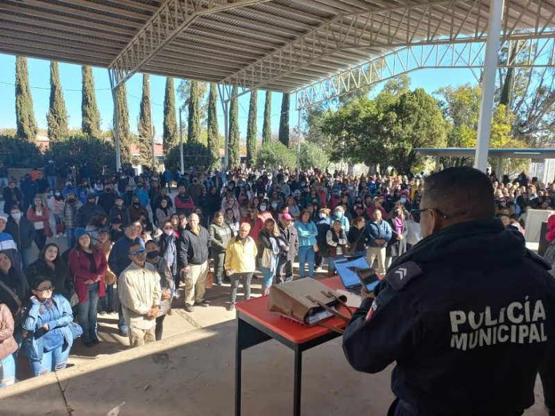 Asisten 300 personas a programa de escuela para padres