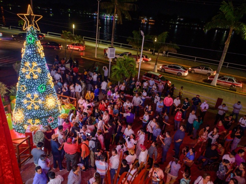 Asisten familias al encendido de Árbol Navideño en Tuxpan