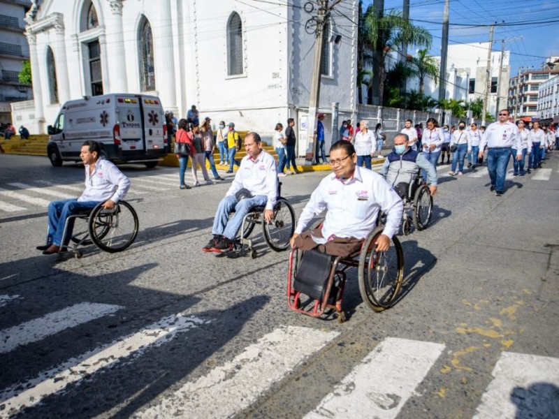 Asociación civil en preparativos para desfile de la Revolución Mexicana