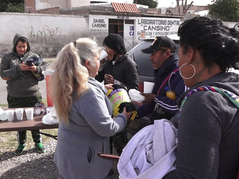 Asociación civil lleva ayuda a migrantes en Gómez Palacio