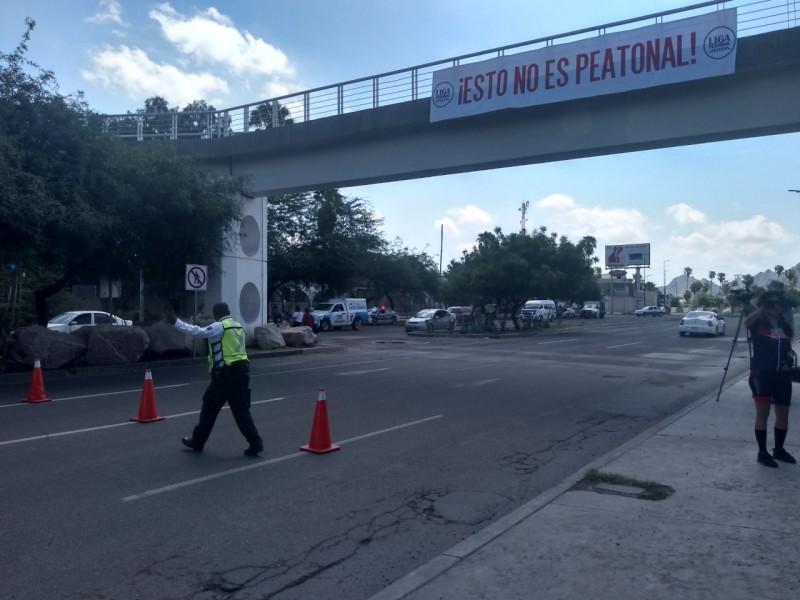 Asociación civil sonorense clausura simbólicamente puente peatonal.