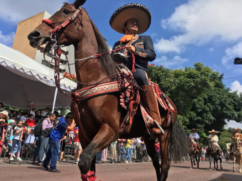 Asociaciones de charros realizan tradicional desfile