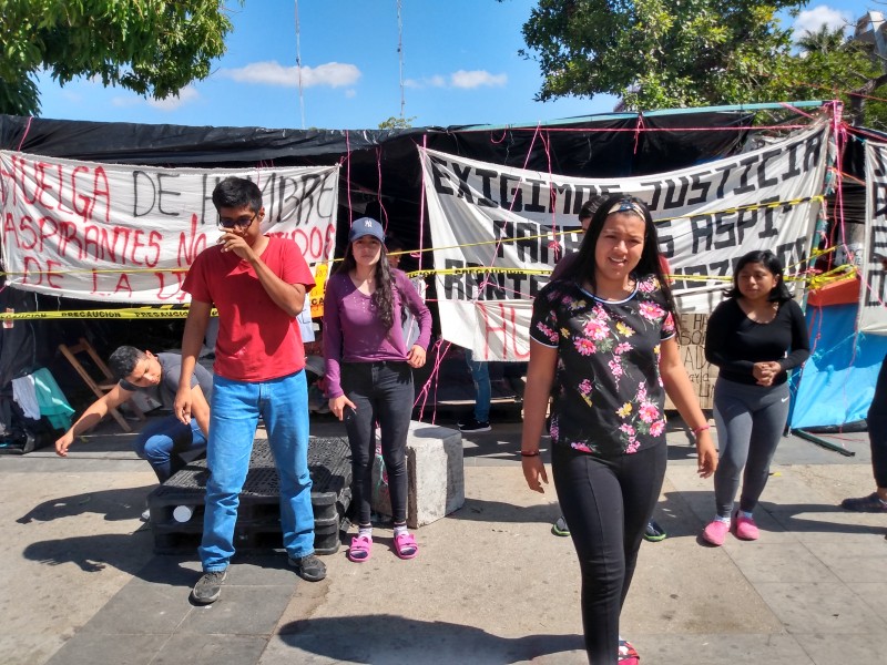 Hospitalizan a aspirante de la Unich en huelga de hambre