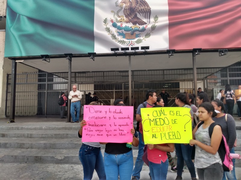 Aspirantes a educación normal piden matrículas