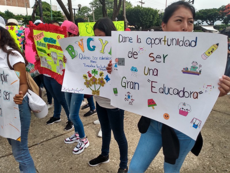 Aspirantes a educadoras piden que abran más espacios