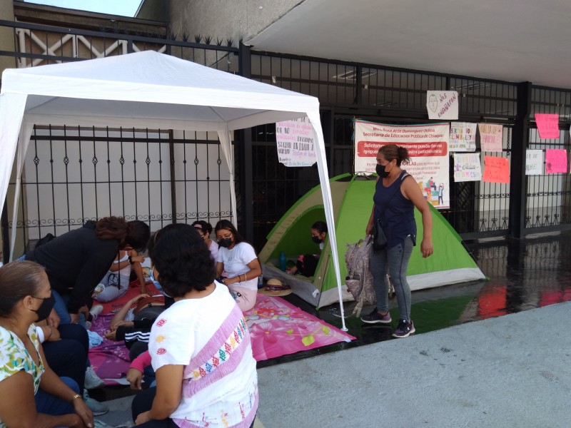 Aspirantes a Normal de educadoras inician huelga de hambre