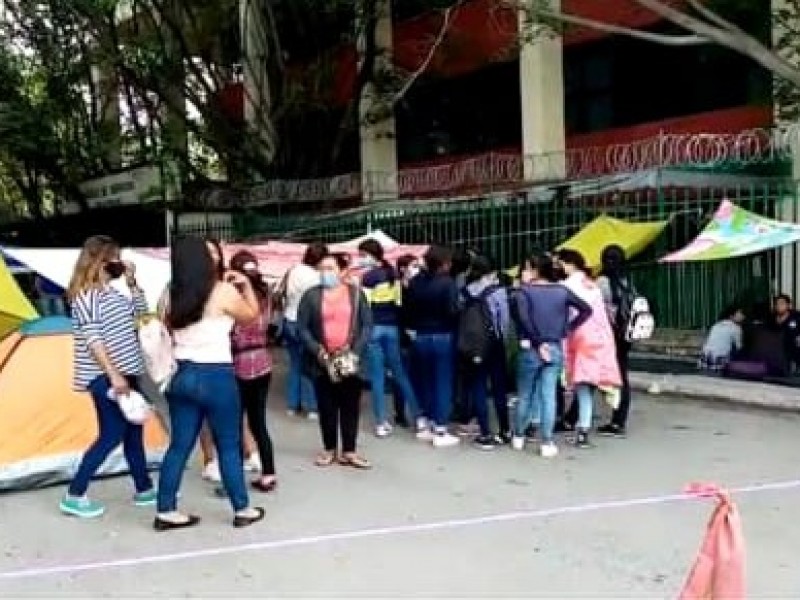 Aspirantes a normales del estado inician plantón en plaza central