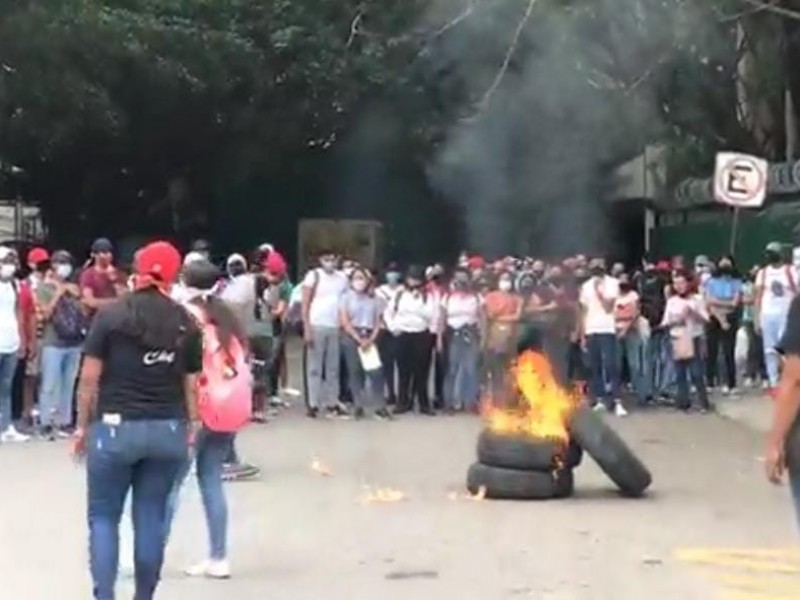 Aspirantes Normalistas queman llantas frente a SE