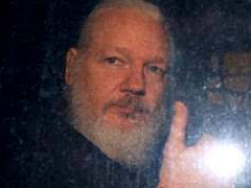 Assange se declara indefenso; pide apoyo de simpatizantes