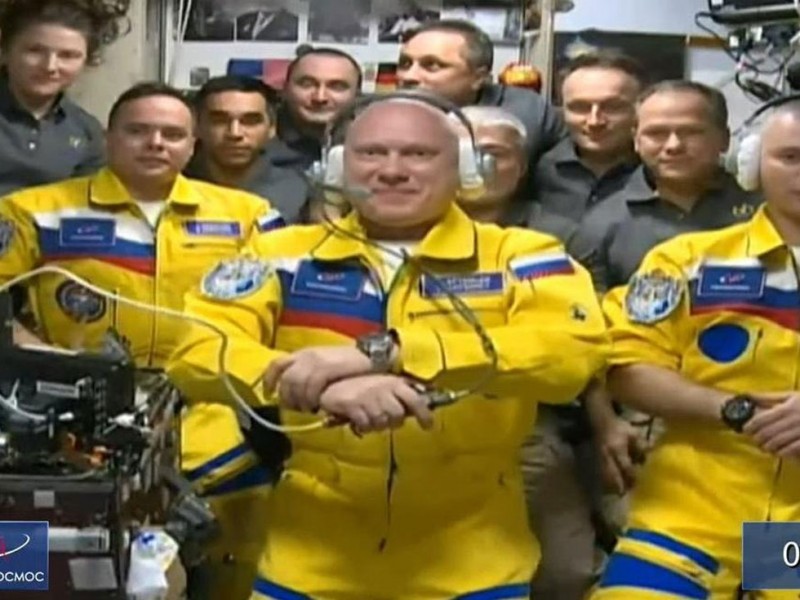 Astronautas rusos llegan a la EEI con colores de Ucrania