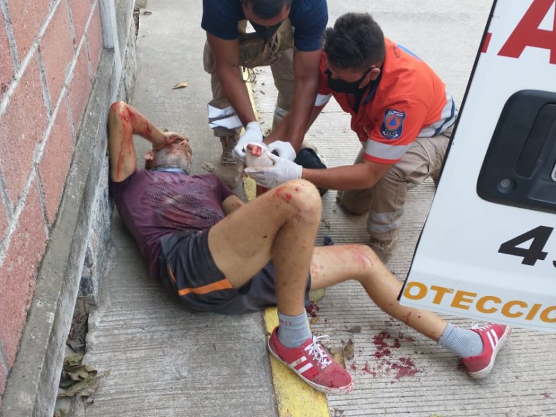 Ataca a machetazos a un hombre, en colonia La Puerta