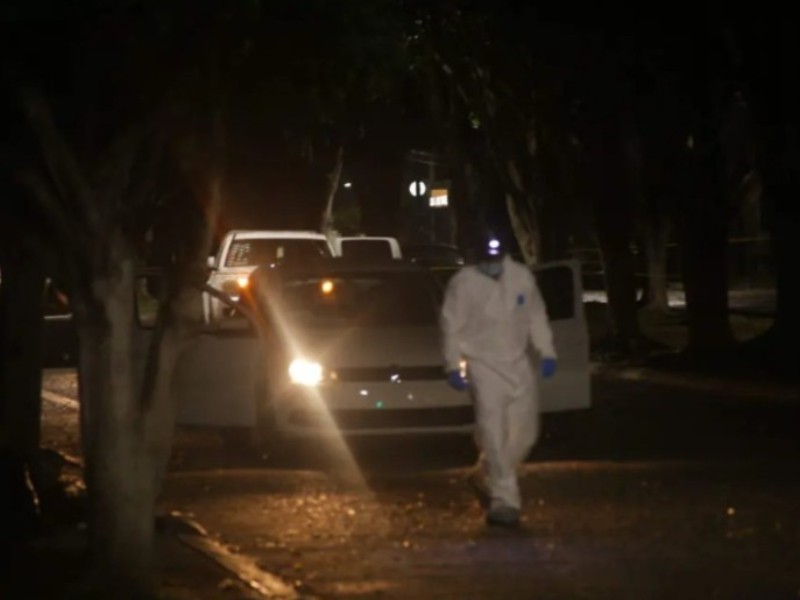 Atacan a balazos a automovilista en bulevar Bocanegra. Hay un muerto.
