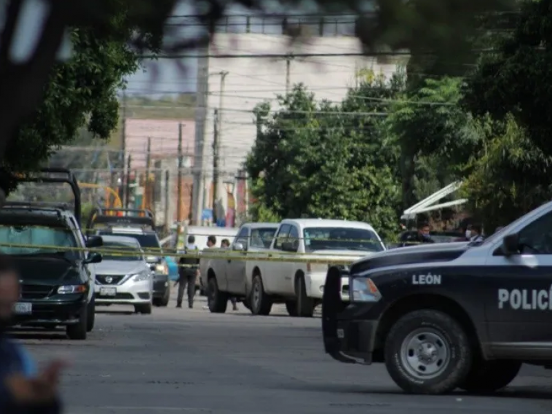 Atacan a balazos a policías de León; uno murió