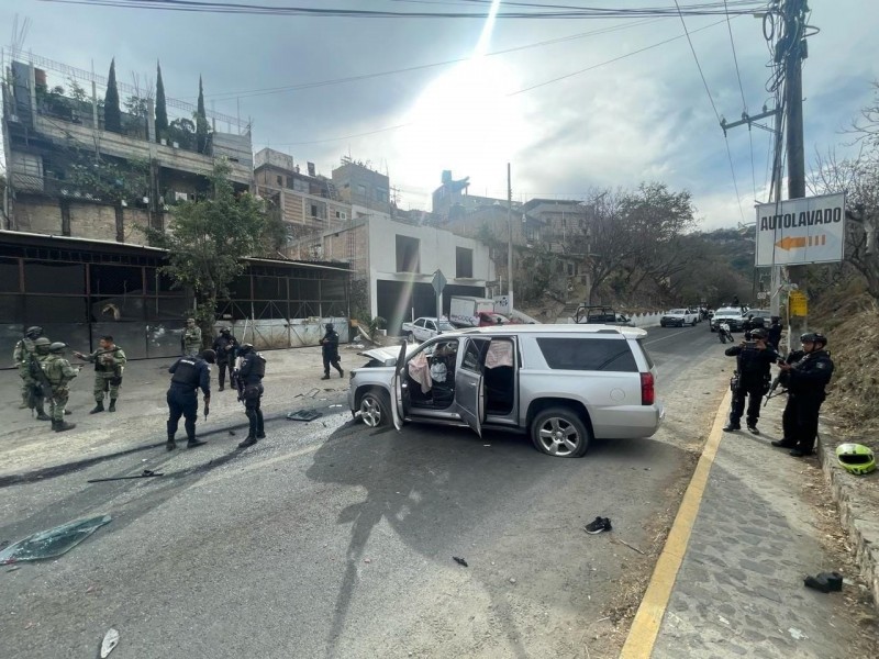 Atacan a balazos al alcalde de Taxco; reportan un muerto