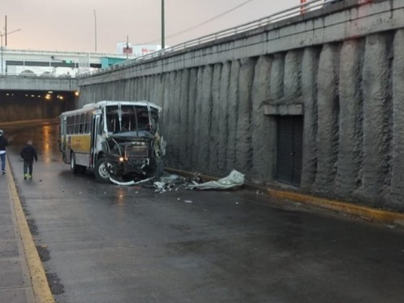 Atacan a balazos camión de transporte de personal