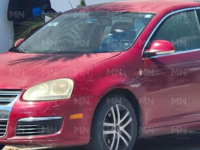 Atacan a balazos vehículo estacionado en Camino Real, Culiacán