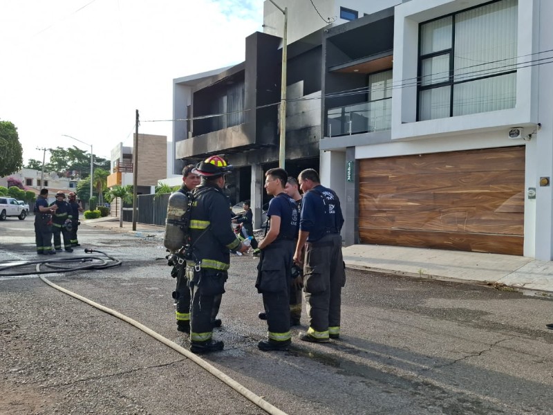 Atacan a balazos y queman una residencia en la colonia Las Quintas Atacan a balazos y queman una residencia en la colonia Las Quintas