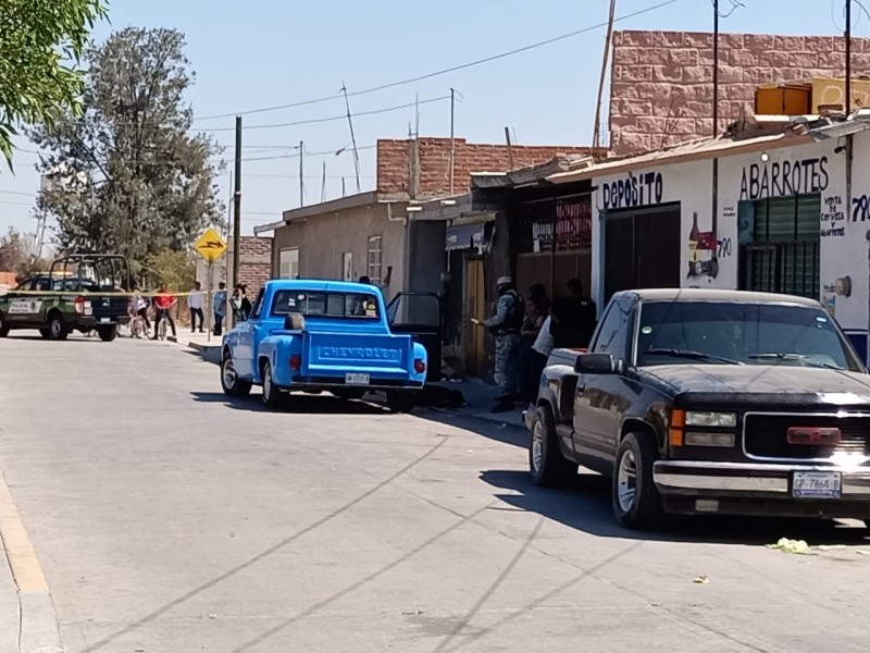 Atacan a dos en Valtierrilla, uno murió en vía pública