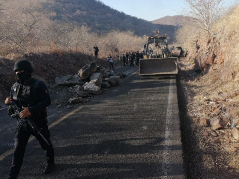 Atacan con explosivos a policía Michoacán en Aguililla