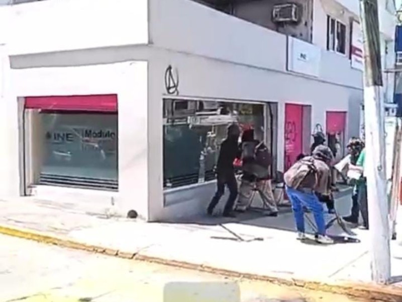 Atacan vándalos sedes del PRI y del INE en Xalapa