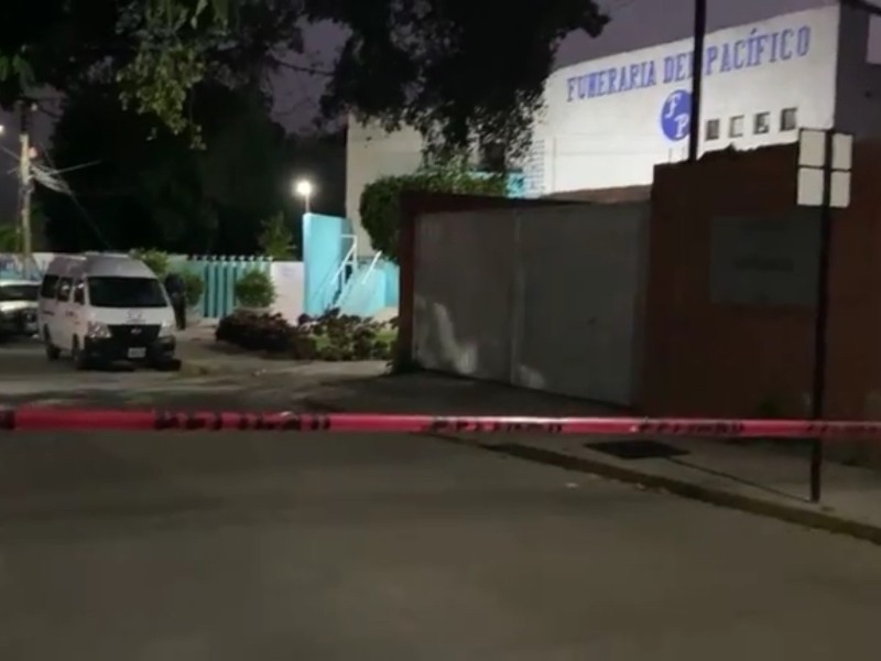 Ataque afuera de funeraria deja dos muertos y un herido