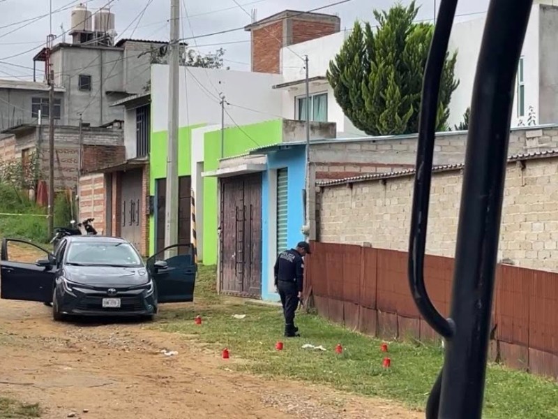 Ataque armado contra familia, iban a la escuela de sus hijos