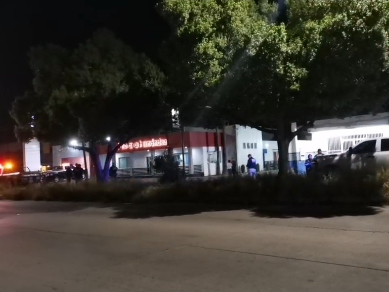 Ataque armado deja dos lesionados frente a funeraria Hernández