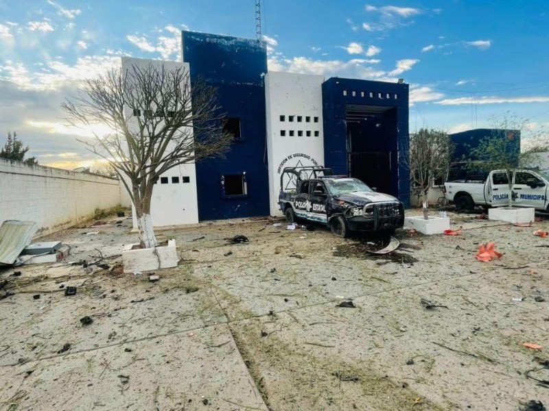 Ataque con explosivo a comandancia de Luis Moya deja tres policías lesionados