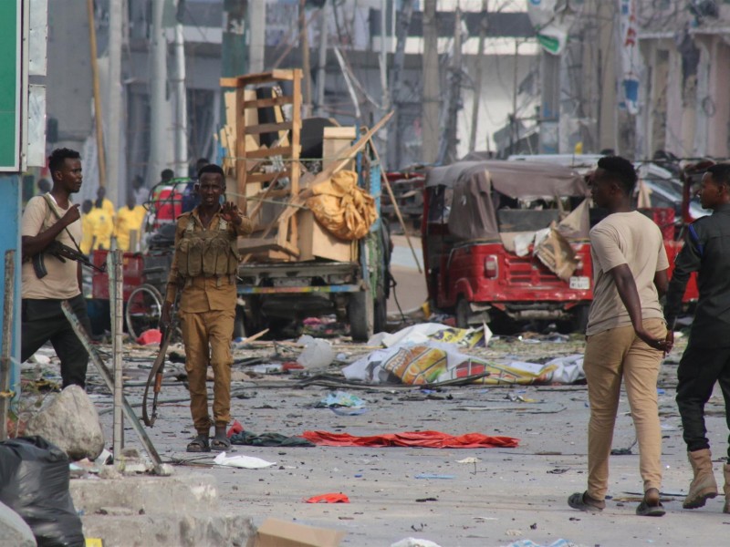 Ataque con vehículos bomba deja 25 muertos en Mogadiscio