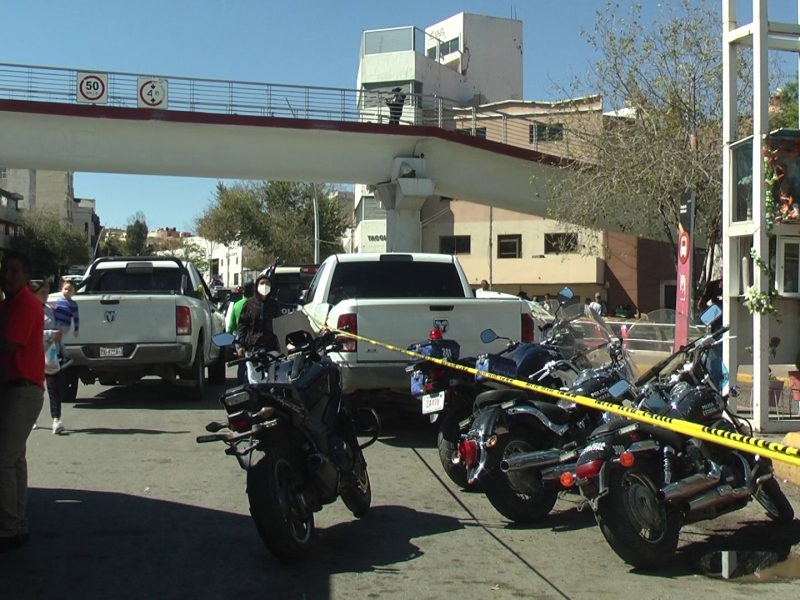 Ataque en Plaza Bicentenario contra un policía y una mujer