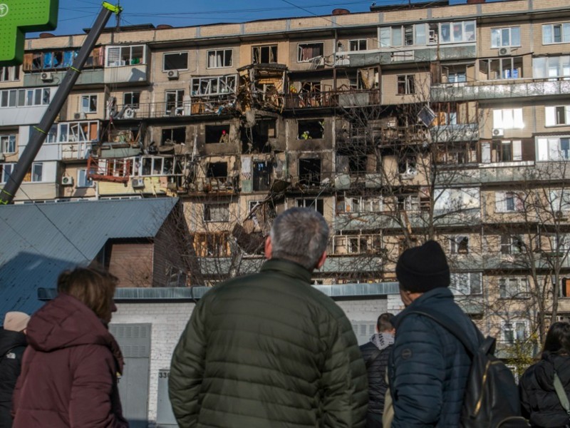 Ataque masivo ruso deja muertos y destruye zonas en Ucrania