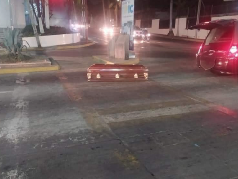 Ataúd cae sobre la avenida México
