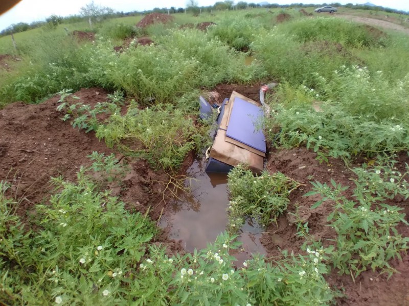 Ataúd flota en agua dentro de una Fosa común