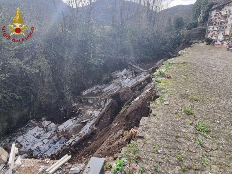 Ataúdes terminaron en un río de Italia