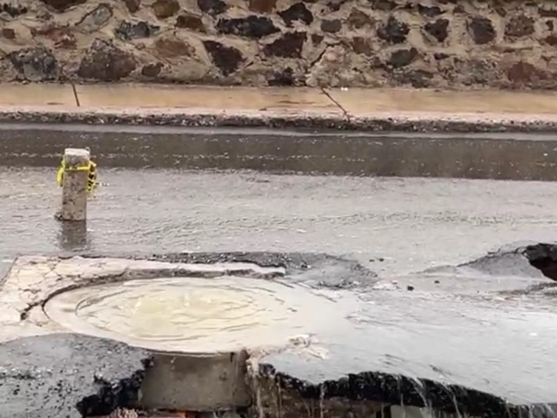Atenderán autoridades profundo socavón por reblandecimiento en Peñuelas