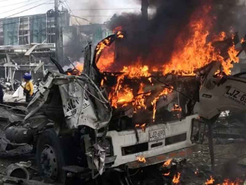 Atentado con camión bomba deja cinco muertos y 36 heridos en Colombia