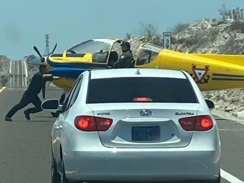 Aterriza avioneta en autopista de Baja California Sur