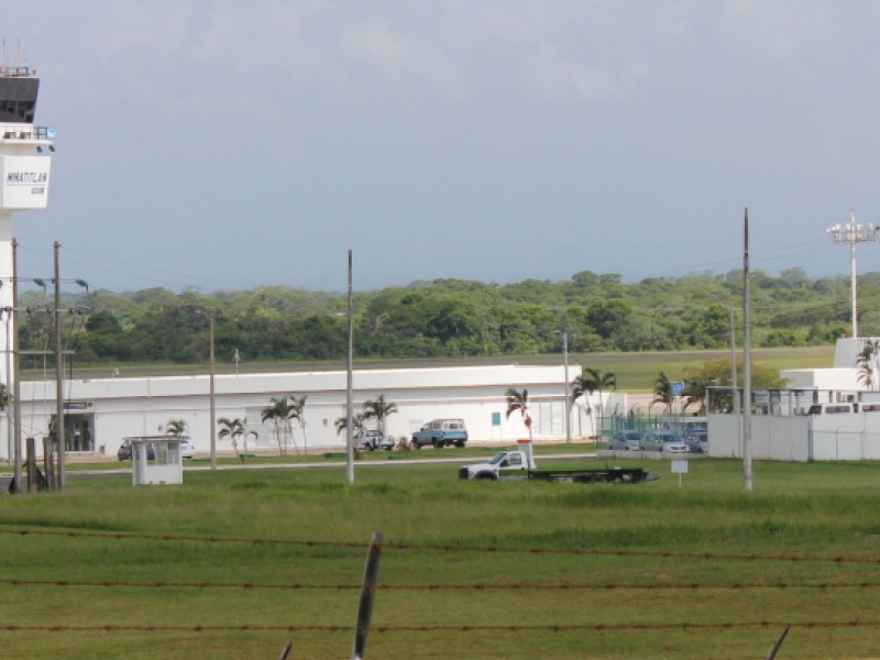 Aterriza de emergencia aeronave en Minatitlán.