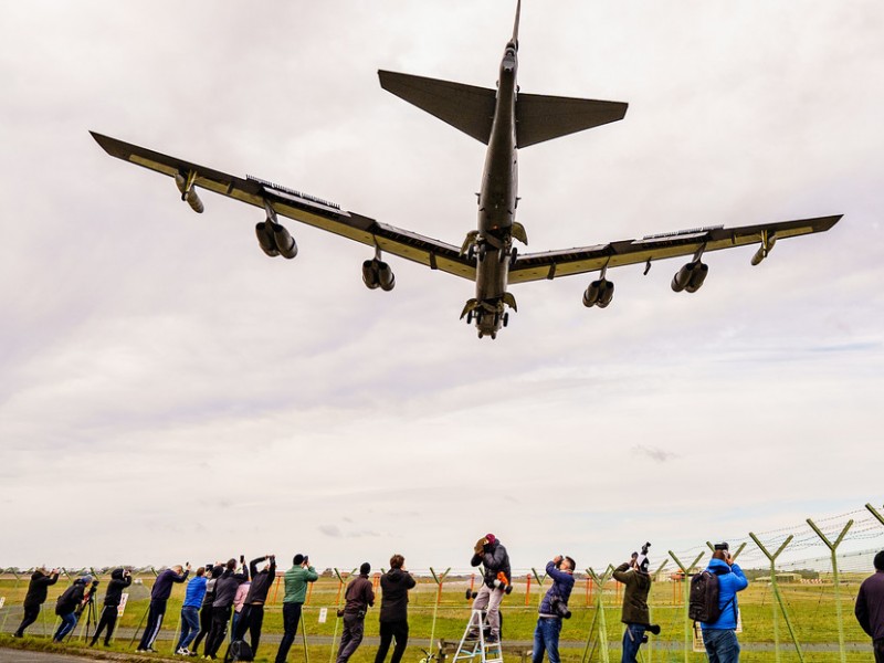 Aterrizan bombarderos estadounidenses B-52 en suelo británico