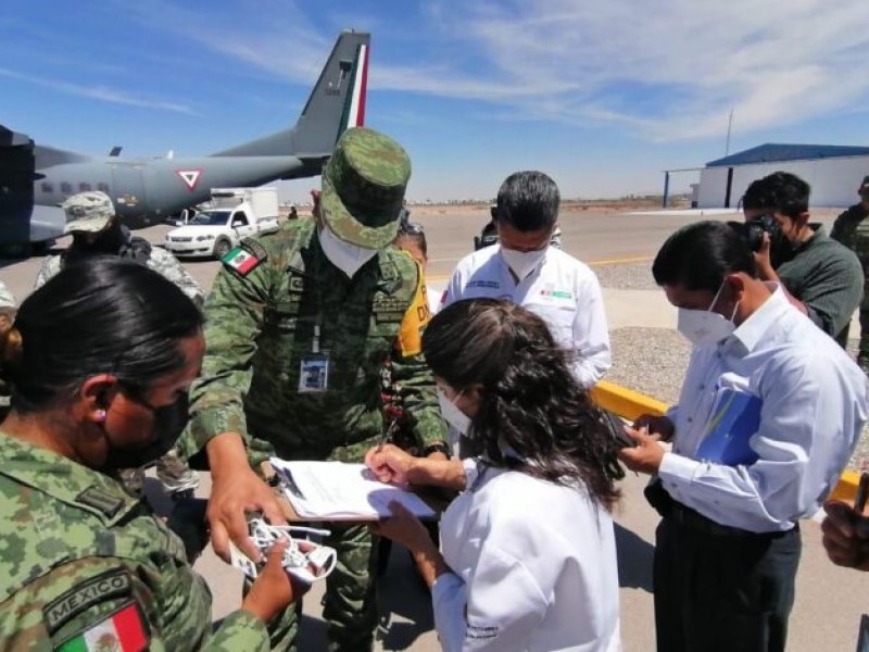 Aterrizan vacunas para adultos mayores en Torreón