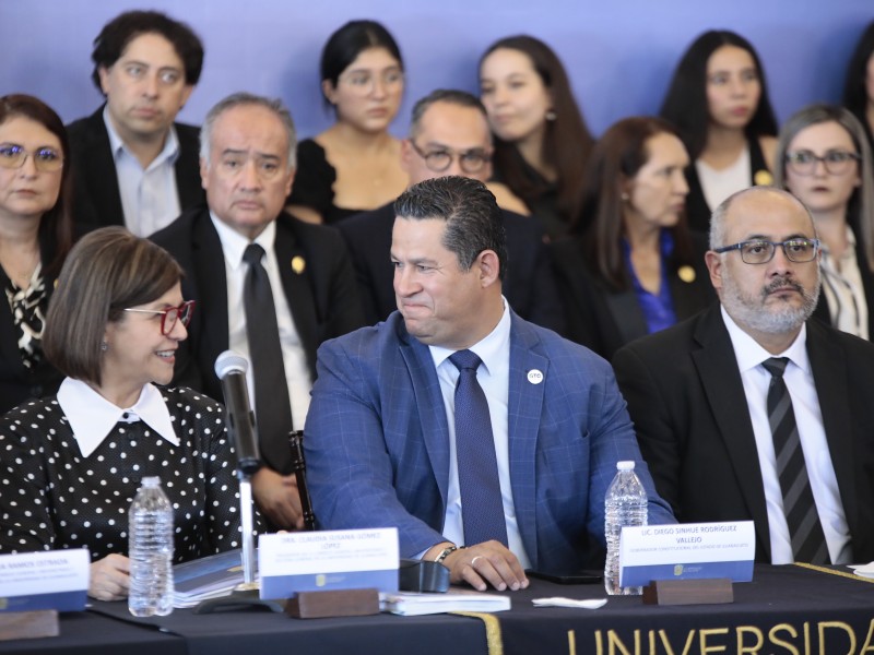 Atestigua llegada de primera mujer rectora