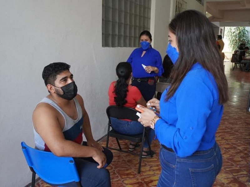 Atestigua primera dama de Honduras vacunación de connacionales en México