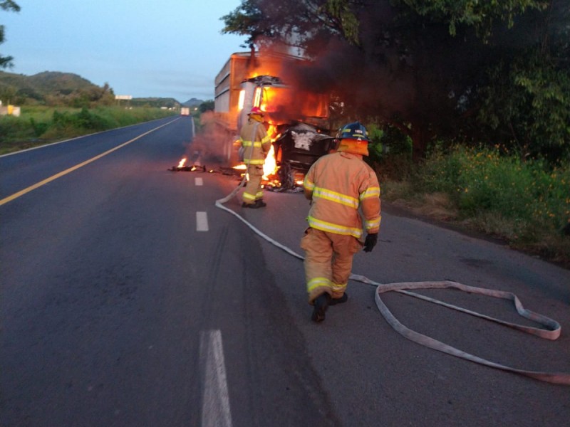 Atiende Bomberos de Nayarit siniestro de vehículo de carga