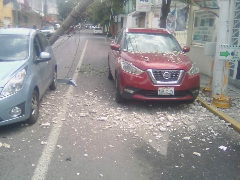 Atiende Bomberos de Toluca caída poste y cables