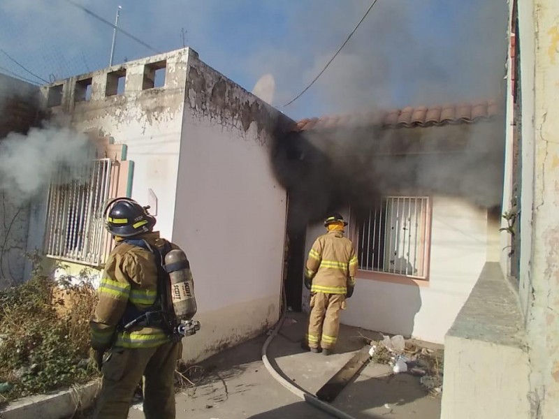 Atiende bomberos incendio de casa habitación en fraccionamiento Jacarandas