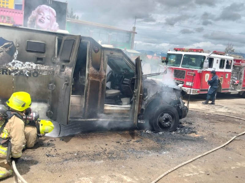 Atiende bomberos incendio de unidad de traslado de valores en Zaachila