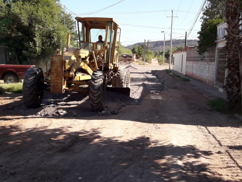 Atiende Obras Públicas solicitud de afine de calles en la Gil Samaniego