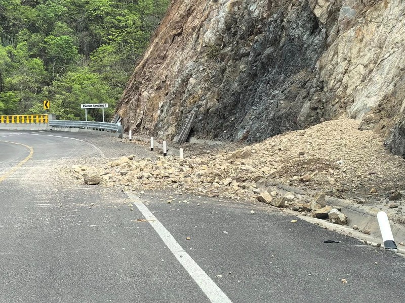 Atiende Protección Civil deslaves y derrumbes en tramos carreteros