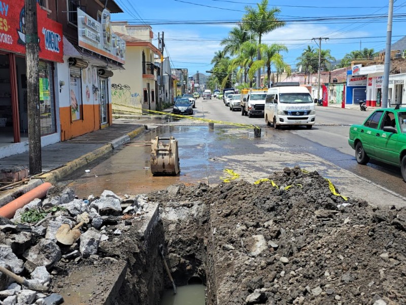 Atienden fuga de aguas negras en la Av. México