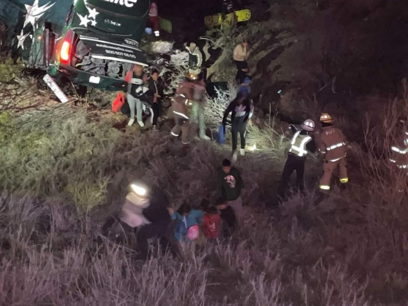 Atienden a pasajeros de camión por accidente carretero